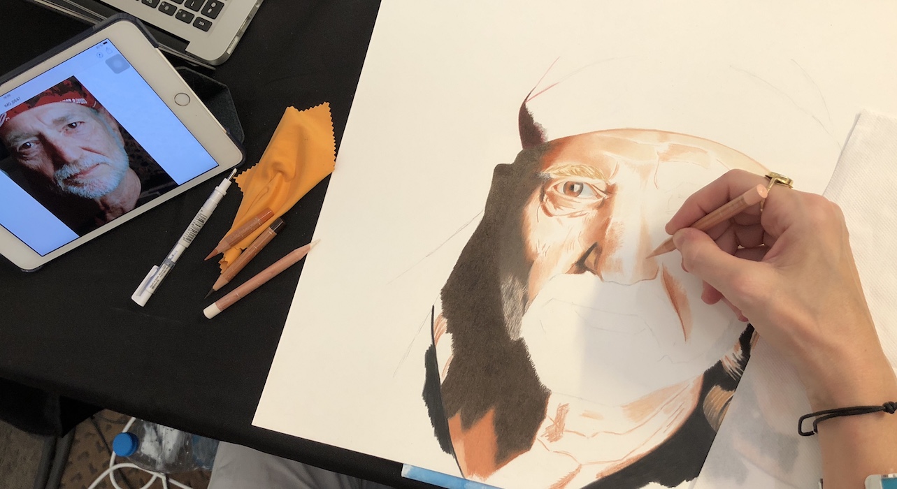 L'artiste BB dessine le portrait de Willie Nelson durant l'American Tours Festival 2018