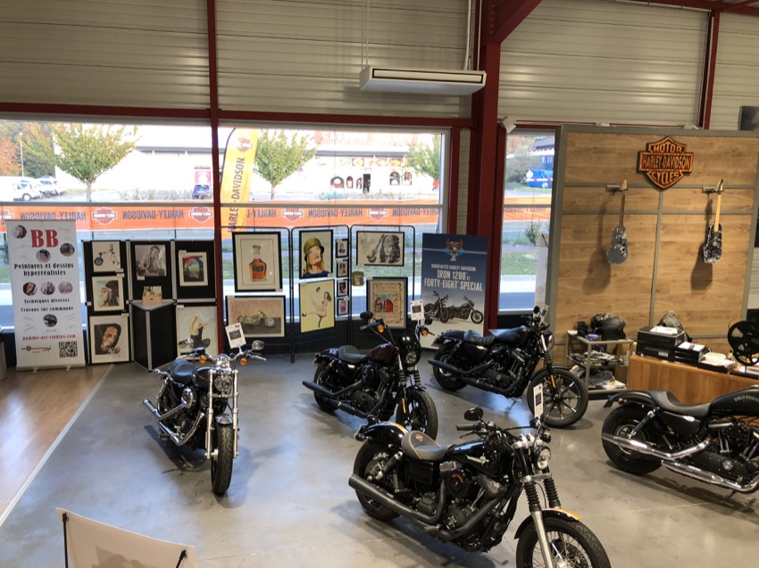 Exposition Harley 2018 - Vue d'ensemble des motos et des tableaux.