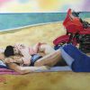 By the Seashore - tableau d'un couple enlacé sur un bord de mer à côté d'une Harley rouge.