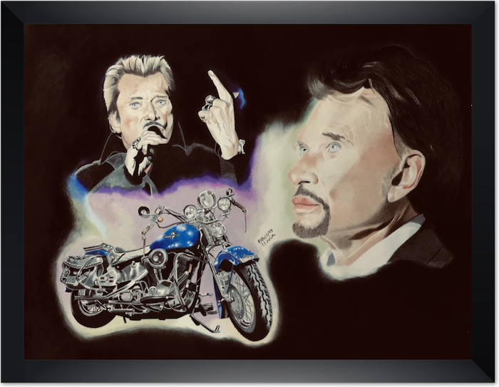 que-ma-harley-original-cadre-noir Tableau de deux portraits de Johnny Hallyday et d'une Harley bleue dans un cadre noir.