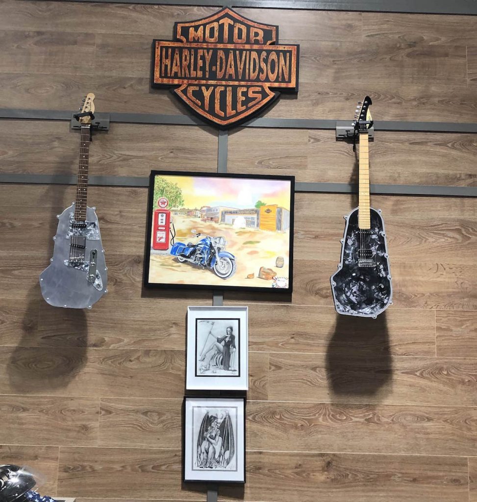 Tableaux et guitares sur un mur Harley-Davidson