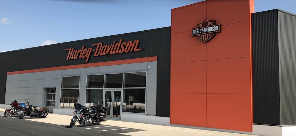 Entrée de la concession Harley-Davidson à Saint-Maximin