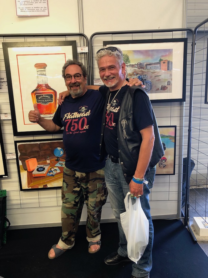 Visite de deux amis sur le stand de l'artiste BB lors de l'American Tours Festival 2019