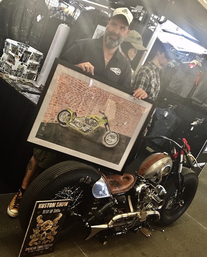 L'un des gagnants du kustom show devant sa moto lors de l'american Tours Festival 2019