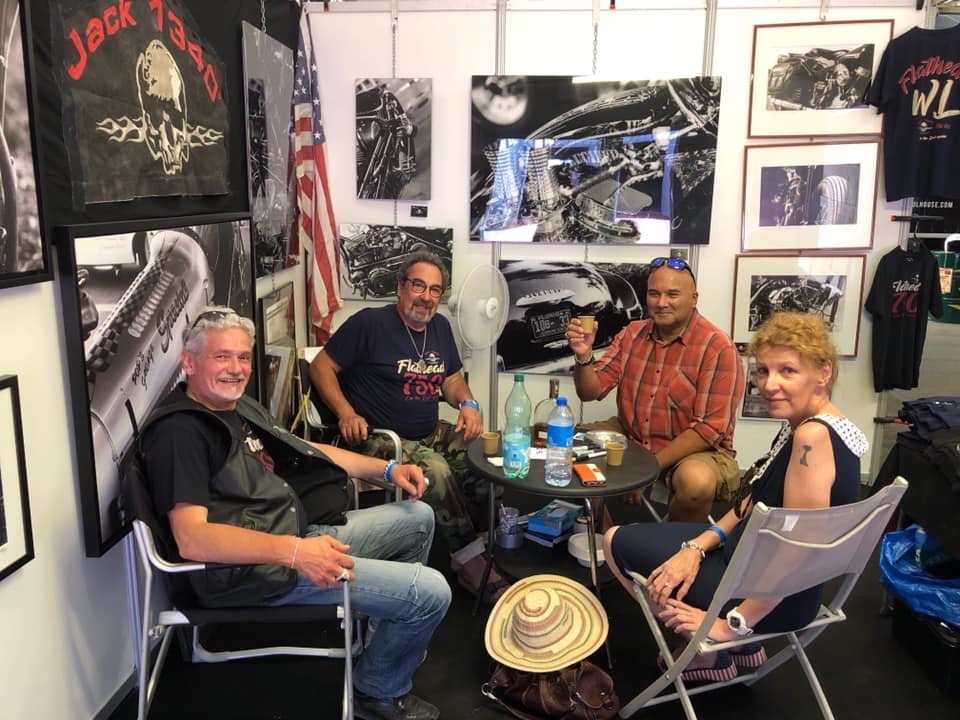 Amis dans le stand du photographe Jack 1340 à l'American Tours Festival 2019