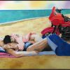 By the Seashore - tableau d'un couple enlacé sur un bord de mer à côté d'une Harley rouge - Encadré dans une ArtBox