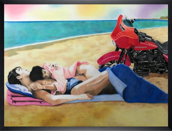 By the Seashore - tableau d'un couple enlacé sur un bord de mer à côté d'une Harley rouge - Cadre bois noir veiné fin.