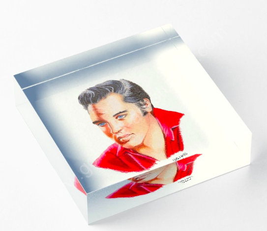 Elvis Presley - portrait couleur dans un bloc acrylique couché.