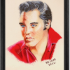 Elvis Presley - portrait couleur dans un caisse américaine en bois noir.