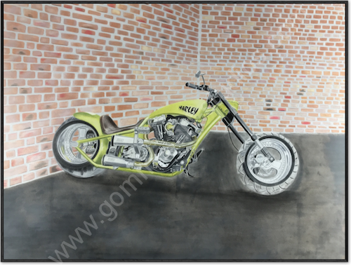 Green Softail Pal - Moto Harley-Davidson verte près d'un mur en briques et dans une ArtBox.