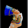 Tableau de Néfertiti réalisé aux crayons de couleurs par BB et encadré dans un cadre bois fin veiné noir.