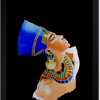 Tableau de Néfertiti réalisé aux crayons de couleurs par BB et encadré dans un cadre noir.