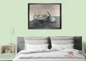 Green Softail Pal - Moto Harley-Davidson verte près d'un mur en briques et dans un cadre bois noir, accroché au mur d'une chambre à coucher.