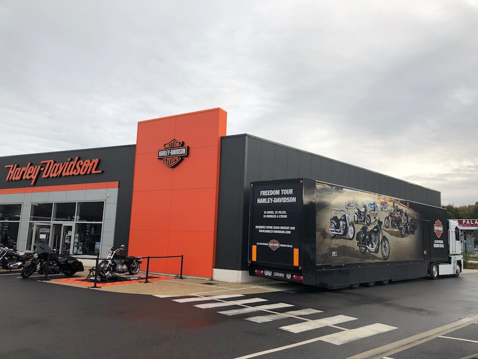 Exposition artistique Harley 2019 - Vue du camion Freedom Tour Harley et de la concession.