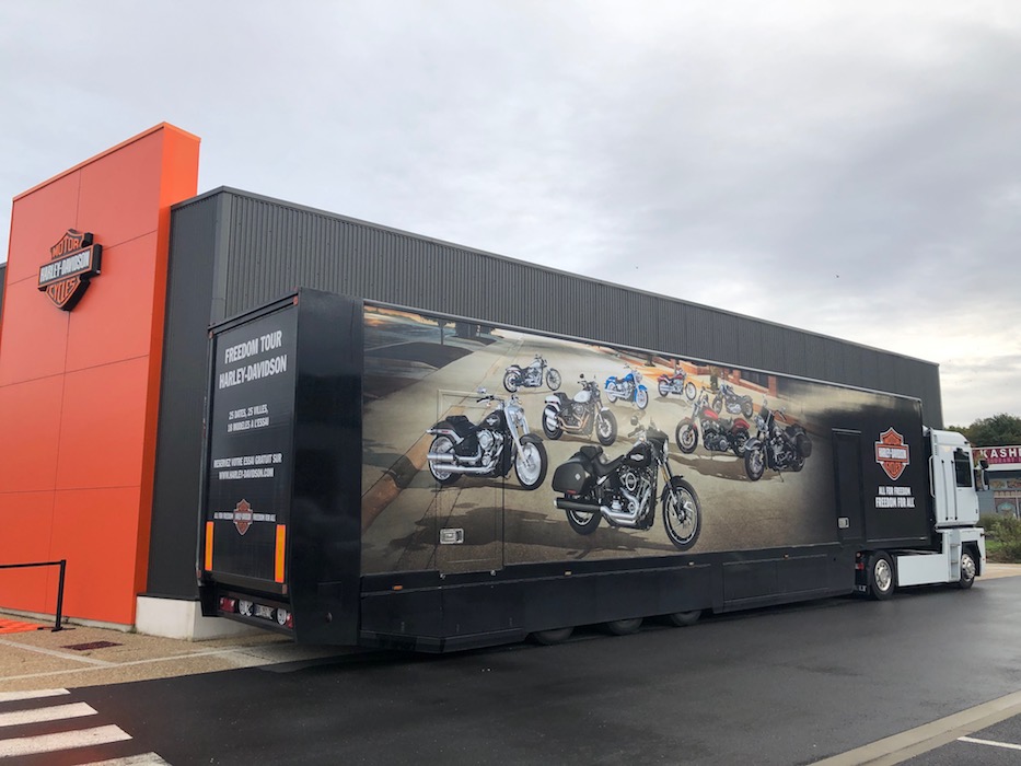 Exposition artistique Harley 2019 - Vue du camion Freedom Tour Harley.