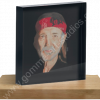 Willie Nelson - Portrait aux crayons de couleur sur bloc acrylique posé sur étagère.