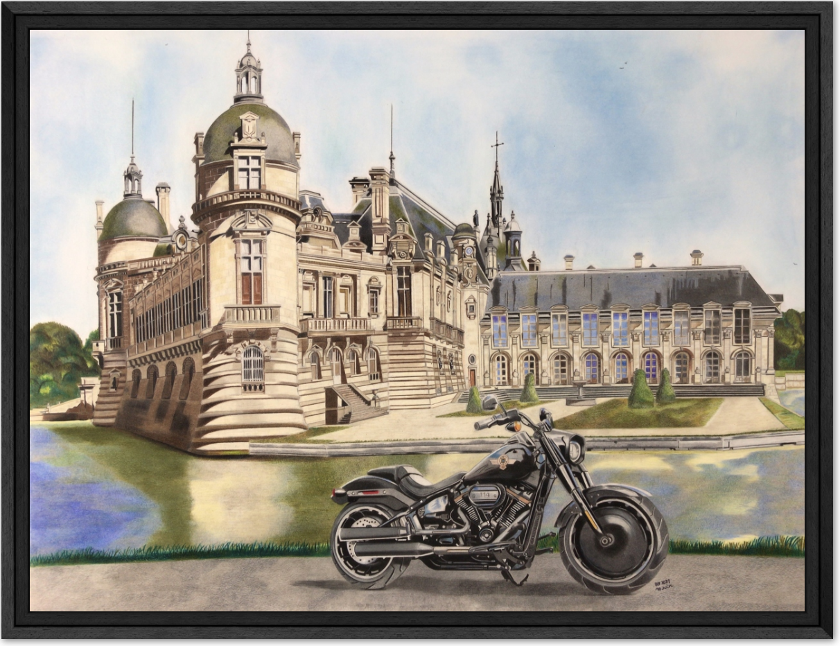 fatboy-chantilly-caisse-americaine Fatboy Chantilly Reproduction - Tableau format 65 x 50 cm d'un Fatboy garé devant le château de Chantilly - Crayons de couleur - Encadrement caisse américaine.