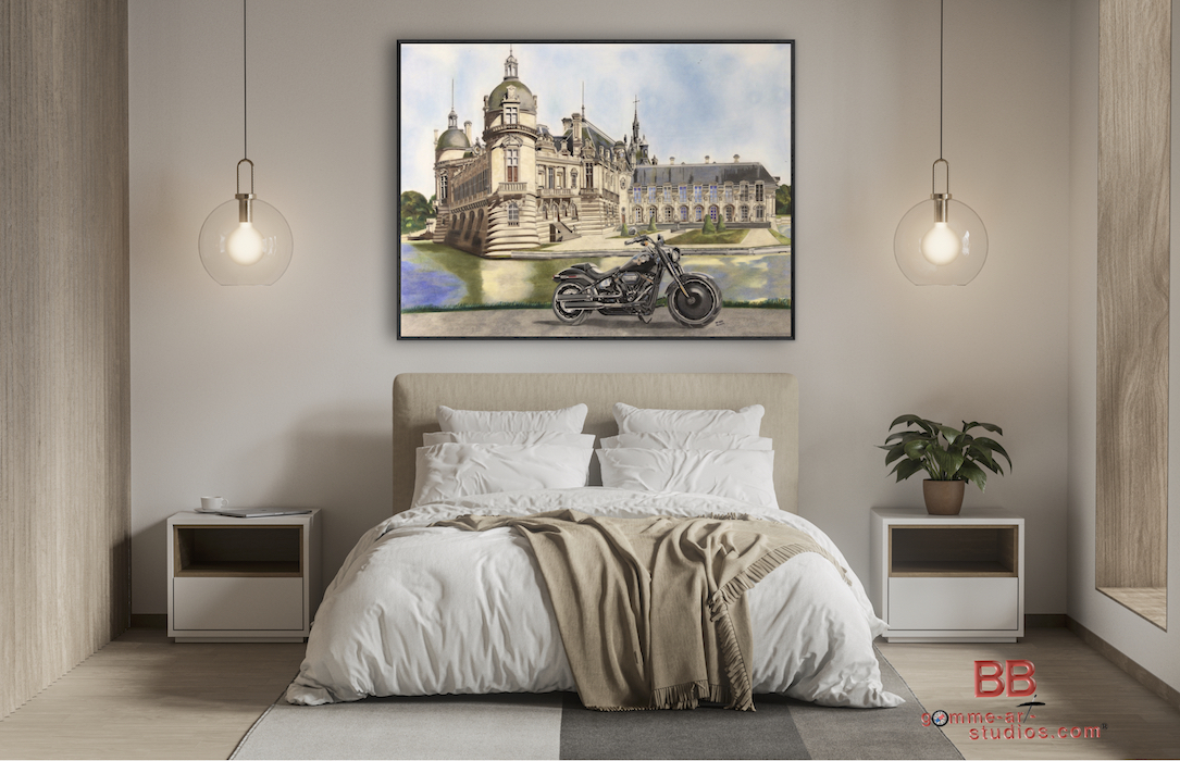 fatboy-chantilly-salon Fatboy Chantilly Reproduction - Tableau aux crayons de couleur d'un Fatboy garé face au château de Chantilly dans l'Oise. Ce tableau se situe sur le mur d'une chambre à coucher. C'est une reproduction du tableau original.