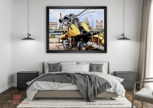 Paris Hog reproduction - Harley-Davidson face à la Seine et aux monuments de Paris par l'artiste BB - Crayons de couleur - Mise en situation dans une chambre à coucher.