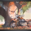 Time Flies - Paysage onirique montrant une Harley-Davidson auprès d'un arbre dans lequel est insérée une horloge géante - Crayons de couleur sur papier Clairefontaine par l'artiste BB - 40 x 30 cm - Cadre noir.