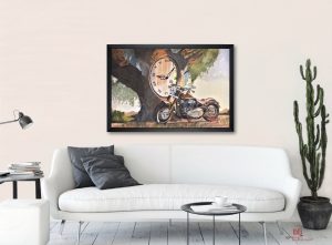 Time Flies - Mise en situation sur le mur d'un salon - Paysage onirique montrant une Harley-Davidson auprès d'un arbre dans lequel est insérée une horloge géante - Crayons de couleur sur papier Clairefontaine par l'artiste BB - 40 x 30 cm - cadre noir.