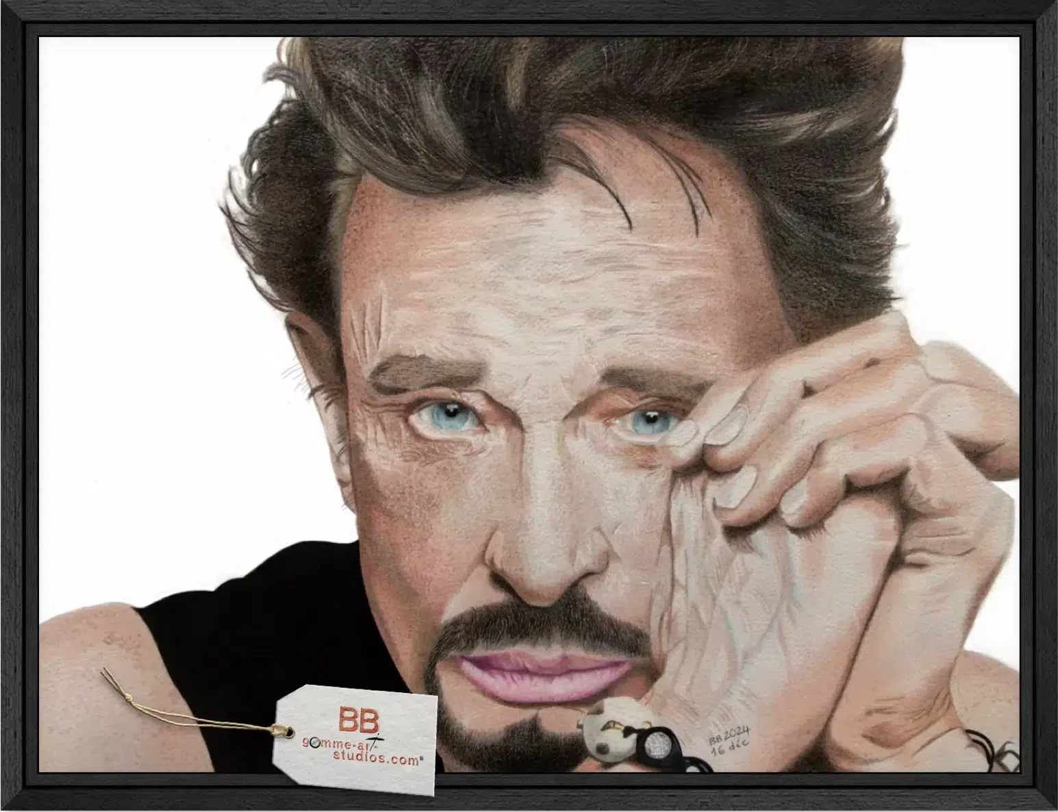 ma-gueule-16dec2024-caisse-americaine-etiquette-gas-repro Ma gueule reproduction - Portrait de Jonhnny Hallyday aux crayons de couleur - Caisse américaine bois noire.