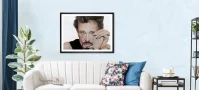 Ma gueule - Portrait de Johnny Hallyday aux crayons de couleur - Cadre en bois noir et passe-partout - Mis en situation dans un salon.