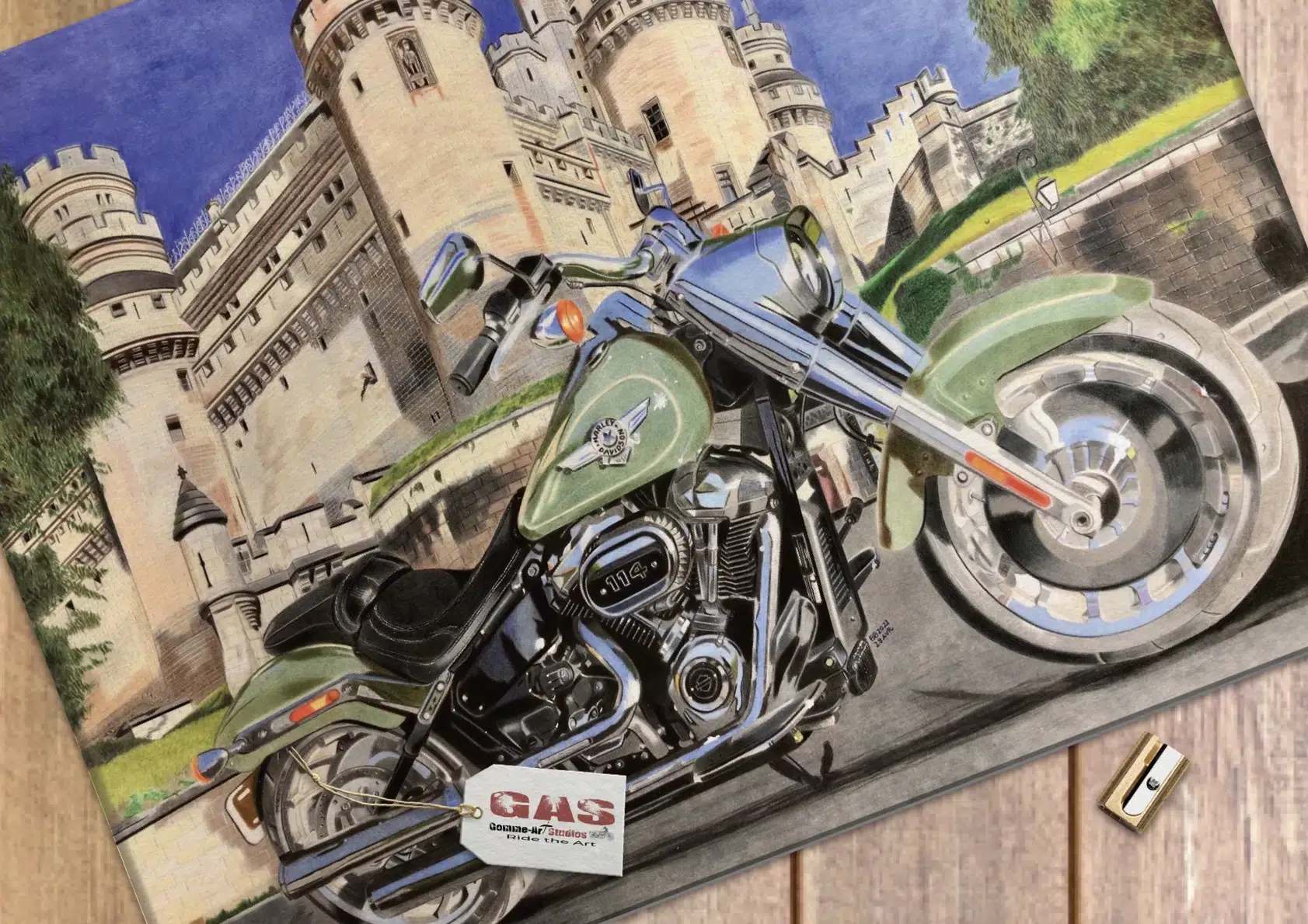 harley-fatboy-pierrefonds-29avr2022 Fatboy Pierrefonds - Dessin aux crayons de couleur d'un Fatboy devant le château de Pierrefonds (Oise, France) par BB.