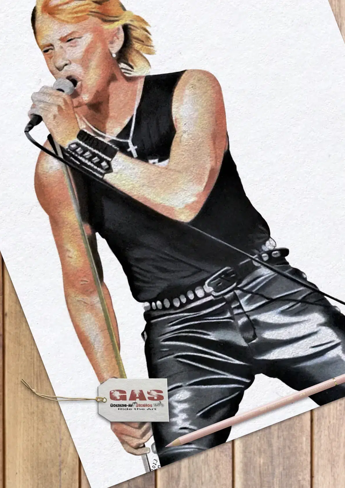 portraits-mythiques-la-musique-que-j'aime-21juin2023 La musique que j'aime - Portrait aux crayons de couleur de Johnny Hallyday sur scène par l'artiste BB - Papier Arches - Format 30 x 42 cm.