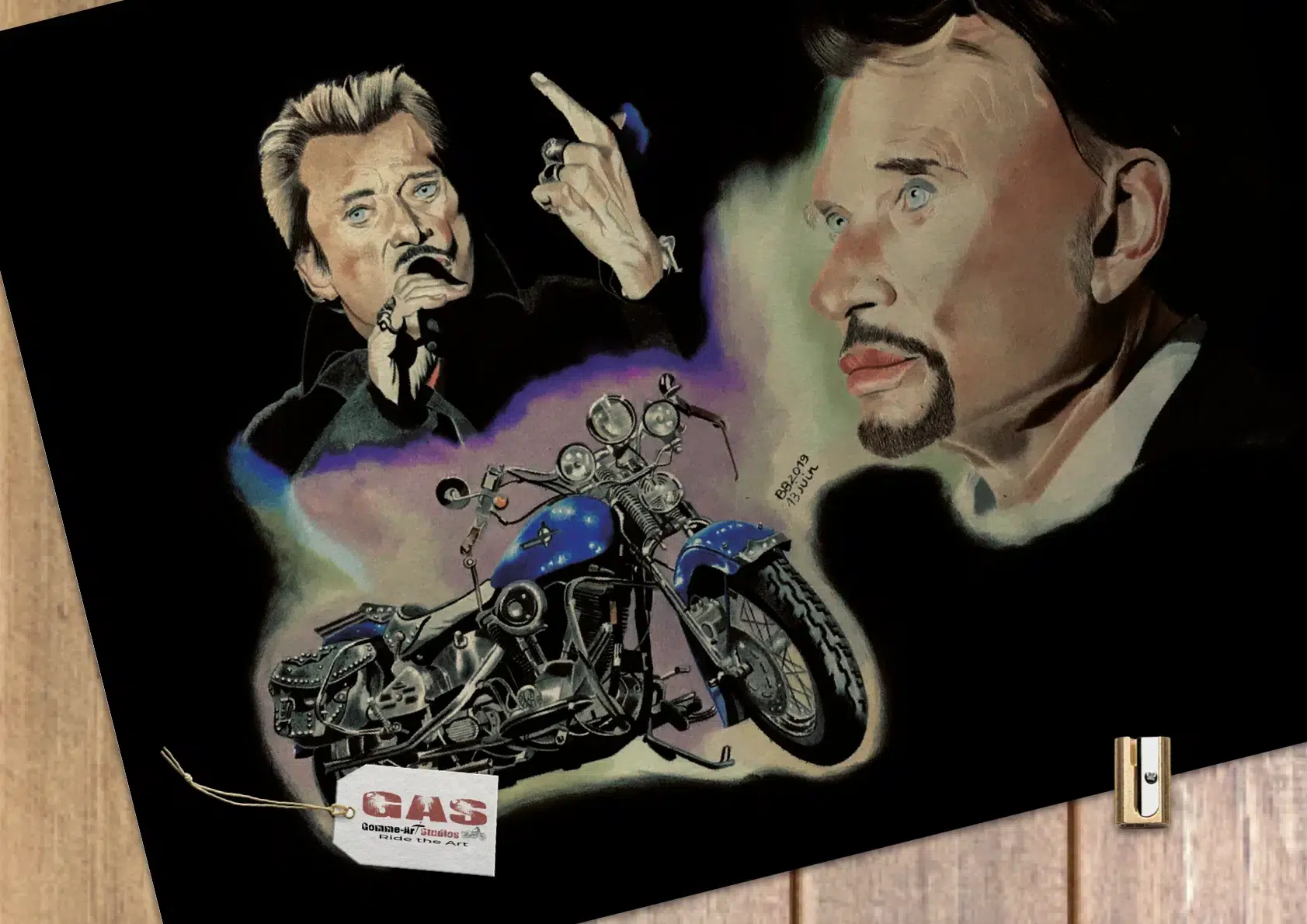 portraits-mythiques-que-ma-harley-repose-en-paix-13juin2019 Dessin représentant deux portraits de Johnny Hallyday et de sa Harley-Davidson bleue - Format 43 x 35 cm.