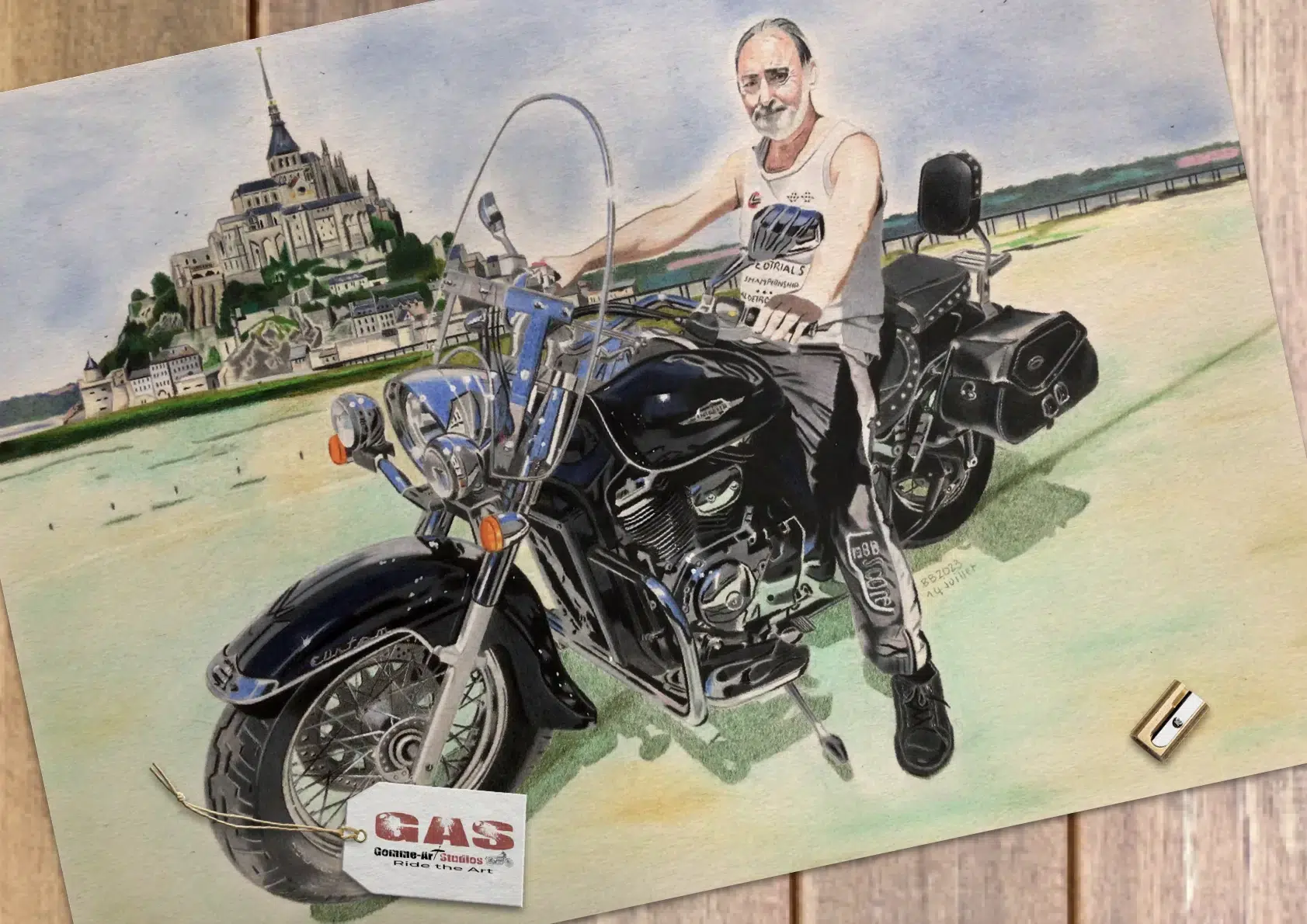 Alain sur son Intruder Suzuki aux crayons de couleur devant le Mont-Saint-Michel par l'artiste BB - Format 42 x 30 cm.