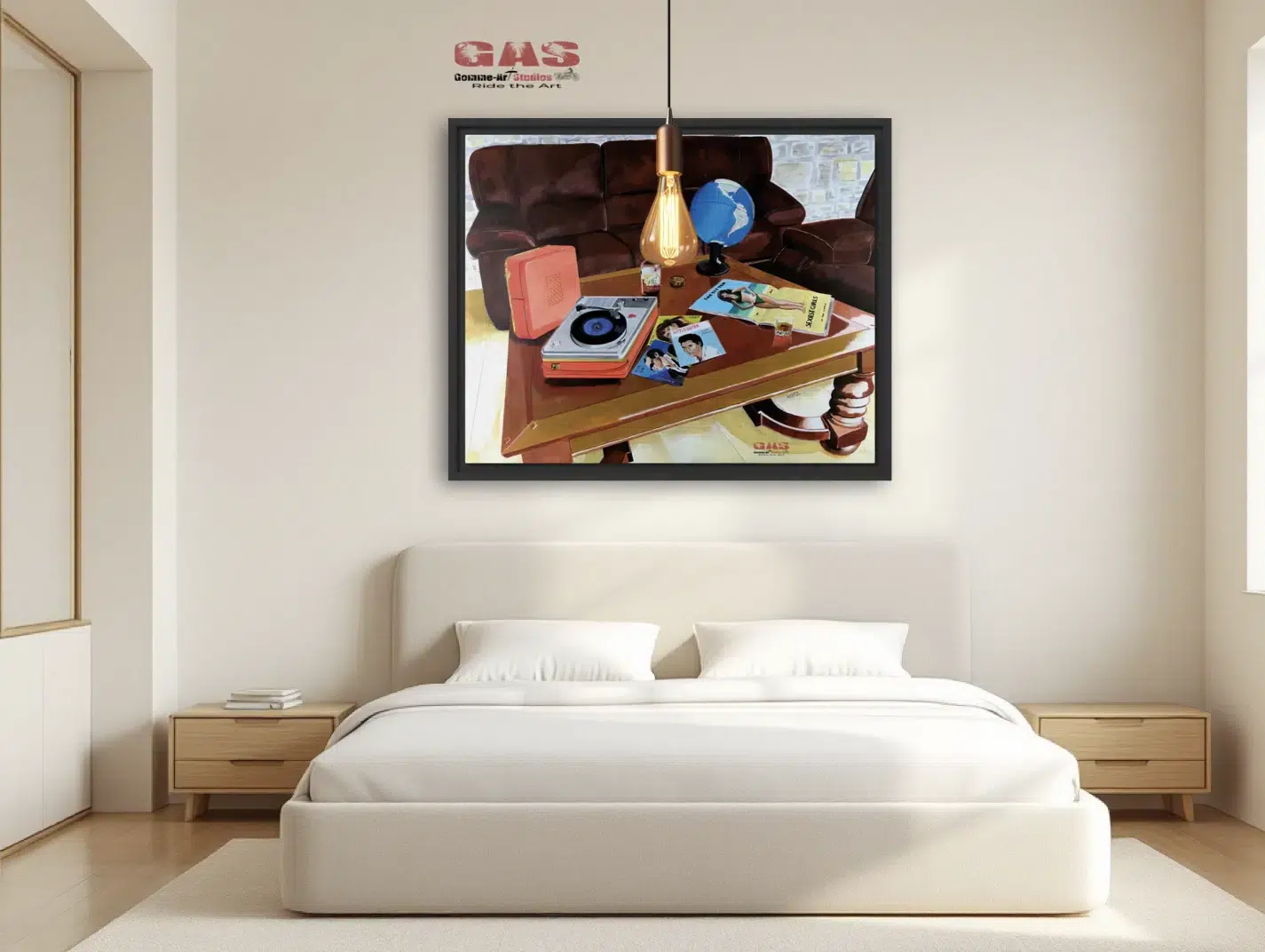 autres-themes-escaping-to-vinyl-shores-25janv2019-mise-en-situation-gomme-art-studios Peinture à l'acrylique représentant une table basse dans un salon dans les murs sont en pierre. Le fauteuil est en cuir. Sur la table basse se trouvent des pochettes de disques, une mappemonde, une boussole, une bouteille d'alcool, un magazine exotique et un mange-disque. La peinture est accrochée sur le mur d'une chambre à coucher, au-dessus du lit. Elle a été réalisée par l'artiste BB the Gomme-art Studios.