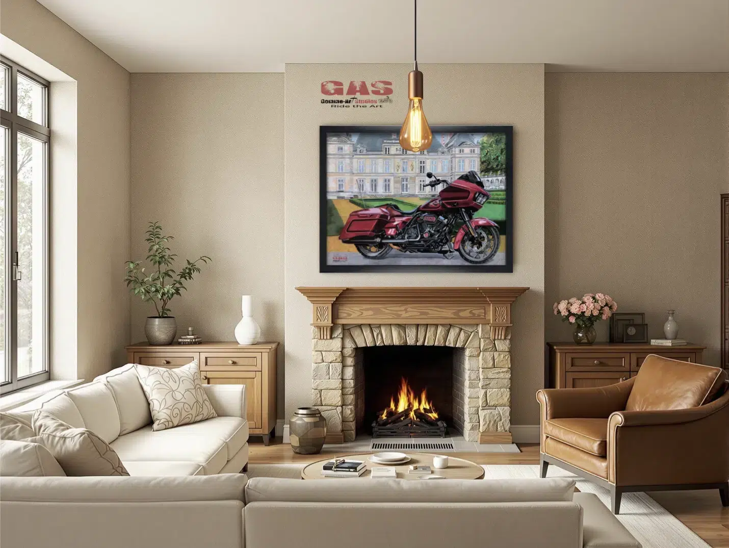 harley-road-glide-raray-02dec2024-mise-en-situation-gomme-art-studios Tableau en format paysage représentant un Road Glide de chez Harley, spécial 120e anniversaire, garé devant le château de Raray (Oise). Crayons de couleur. Tableau accroché au mur d'un salon et mis en valeur par un cadre noir. Réalisation du tableau par l'artiste BB de Gomme-art Studios.