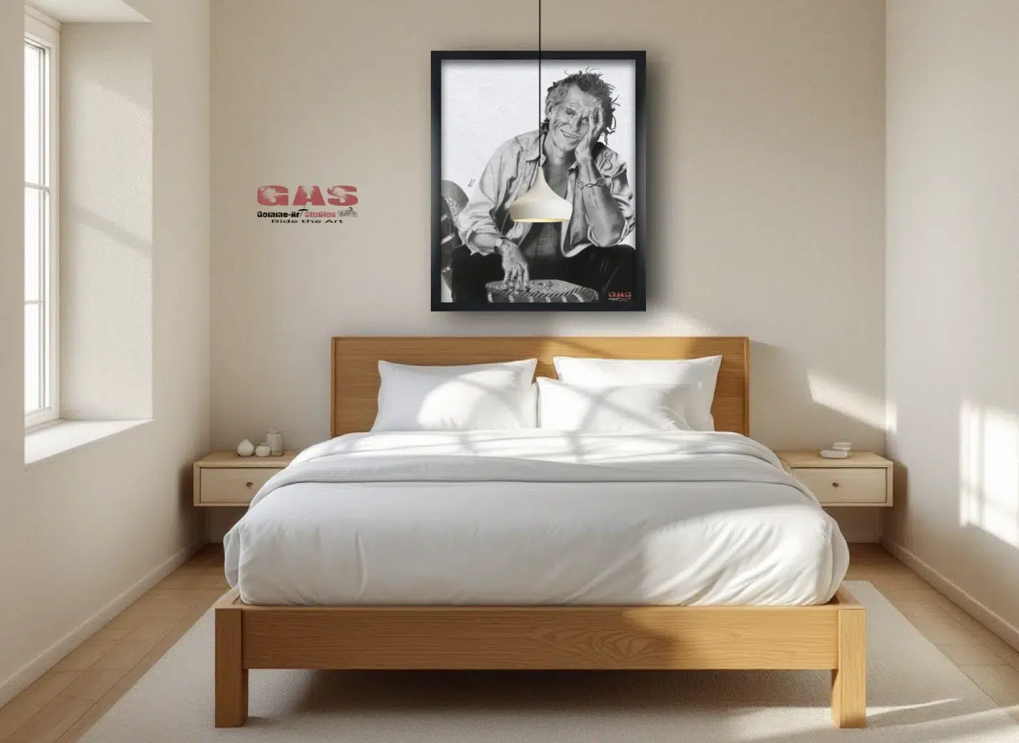 portraits-mythiques-keith-richards-18janv2017-mise-en-situation-gomme-art-studios Portrait à la mine graphite du chanteur Keith Richards. Portrait entouré d'un cadre noir et accroché sur le mur d'une chambre à coucher, juste au-dessus du lit. Portrait réalisé par l'artiste BB de Gomme-art Studios.