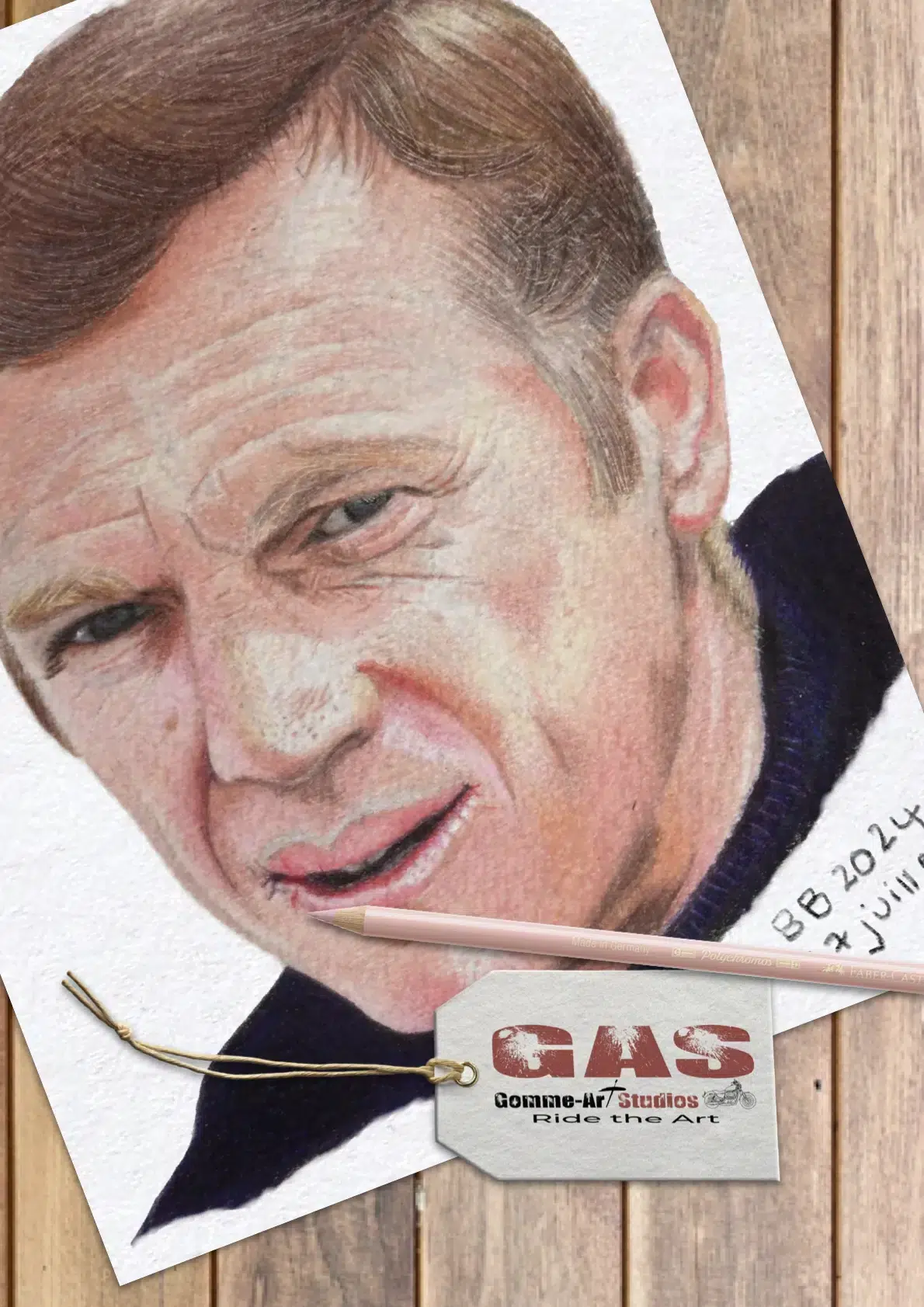 portraits-mythiques-steve-mc-queen-crayons-de-couleur-gomme-art-studios-17juil2024 Steve McQueen - Portrait aux crayons de couleur par l'artiste BB de Gomme-art Studios - 10 x 14 cm.