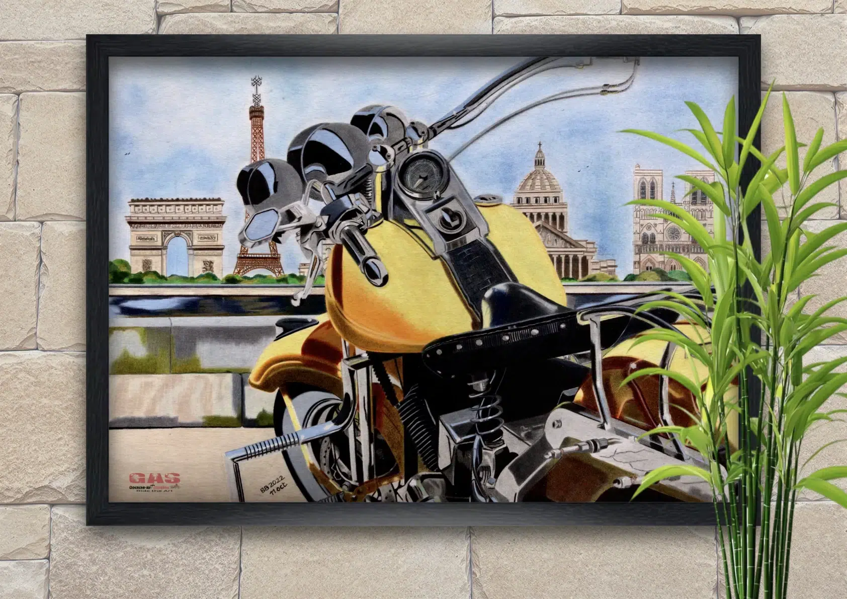harley-paris-hog-11oct2022-cadre-noir Tableau en format paysage représentant Harley-Davidson face à la Seine et aux monuments de Paris (Arc de Triomphe, Tour Eiffel, Notre-Dame, Panthéon). Crayons de couleur. Tableau représenté dans un cadre. Réalisation du tableau par l'artiste BB de Gomme-art Studios.