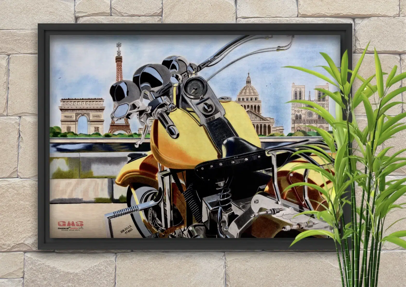 harley-paris-hog-11oct2022-caisse-americaine Tableau en format paysage représentant Harley-Davidson face à la Seine et aux monuments de Paris (Arc de Triomphe, Tour Eiffel, Notre-Dame, Panthéon). Crayons de couleur. Tableau encadré d'une caisse américaine. Réalisation du tableau par l'artiste BB de Gomme-art Studios.