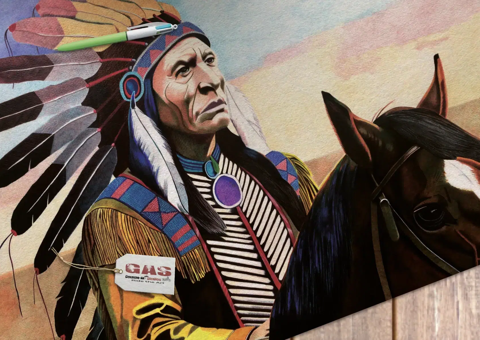 Sacred Spirit - Portrait aux stylos à bille couleur d'un chef amérindien sur un cheval par l'artiste BB de Gomme-art Studios - 70 x 50 cm.