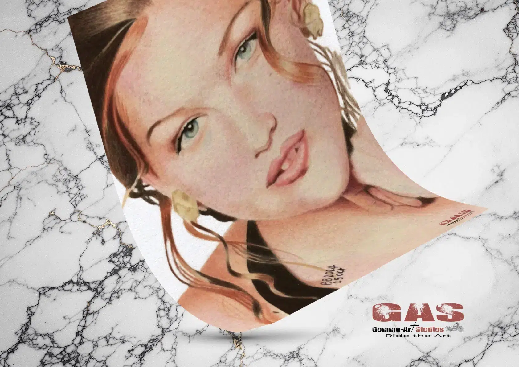 Reproduction du portrait aux crayons de couleur de Laetitia Casta, à l'époque de son mannequinat sur papier d'art Hahnemühle. Mise en situation du tableau sur une plaque de marbre. Portrait original réalisé aux crayons de couleur par l'artiste BB de Gomme-art Studios.