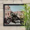 Tableau au format carré représentant une Harley-Davidson Softail devant le Colisée de Rome. Huile sur toile. Reproduction sur papier Hahnemühle. Cadre noir. Réalisation du tableau par l'artiste BB de Gomme-art Studios.