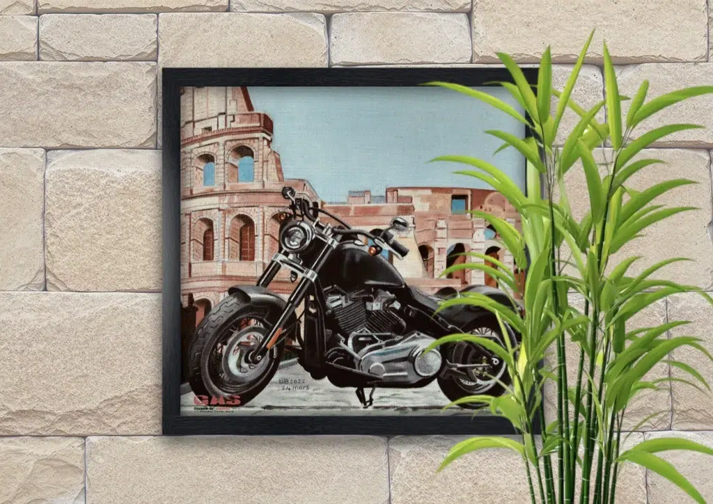 Tableau au format carré représentant une Harley-Davidson Softail devant le Colisée de Rome. Huile sur toile. Reproduction sur papier Hahnemühle. Cadre noir. Réalisation du tableau par l'artiste BB de Gomme-art Studios.