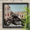 Tableau au format carré représentant une Harley-Davidson Softail devant le Colisée de Rome. Huile sur toile. Reproduction sur toile. Caisse américaine. Réalisation du tableau par l'artiste BB de Gomme-art Studios.
