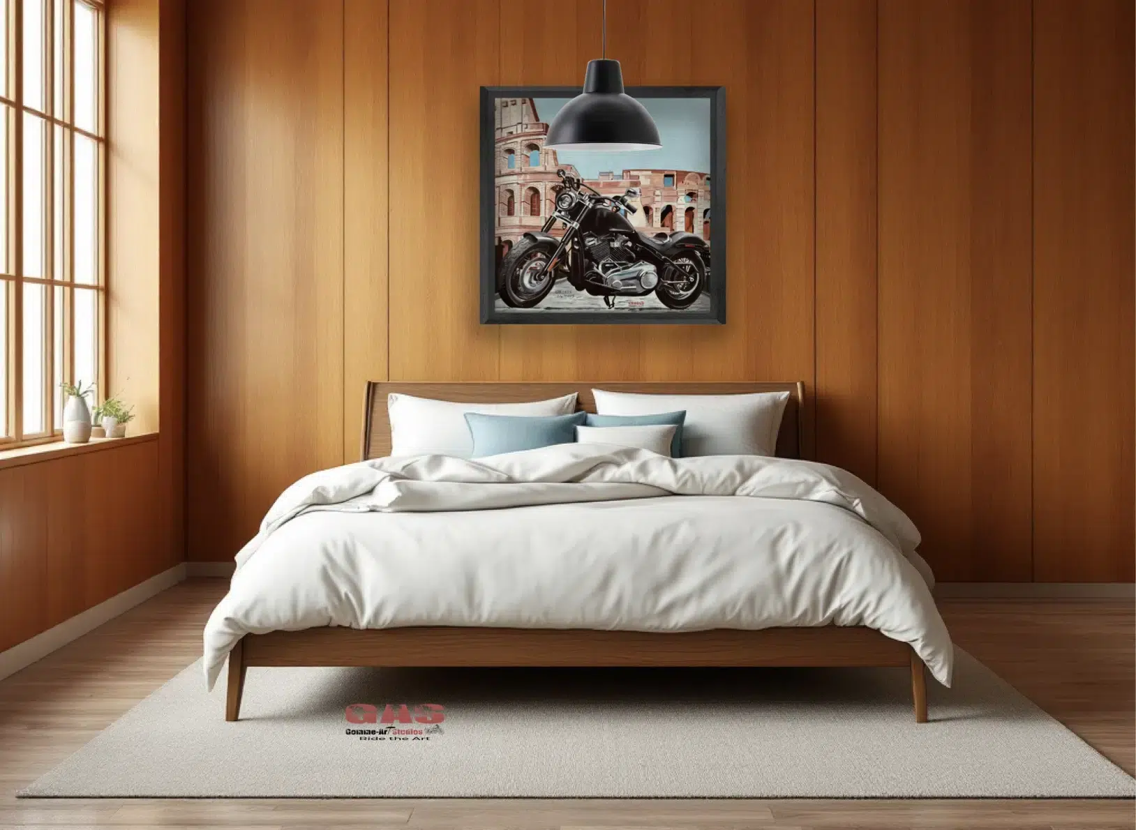 Tableau au format carré représentant une Harley-Davidson Softail devant le Colisée de Rome. Huile sur toile. Tableau accroché au mur d'une chambre à coucher et mis en valeur par un cadre noir. Réalisation du tableau par l'artiste BB de Gomme-art Studios.