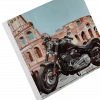 Tableau au format carré représentant une Harley-Davidson Softail devant le Colisée de Rome. Huile sur toile. Reproduction sur toile avec châssis. Sans cadre. Réalisation du tableau par l'artiste BB de Gomme-art Studios.