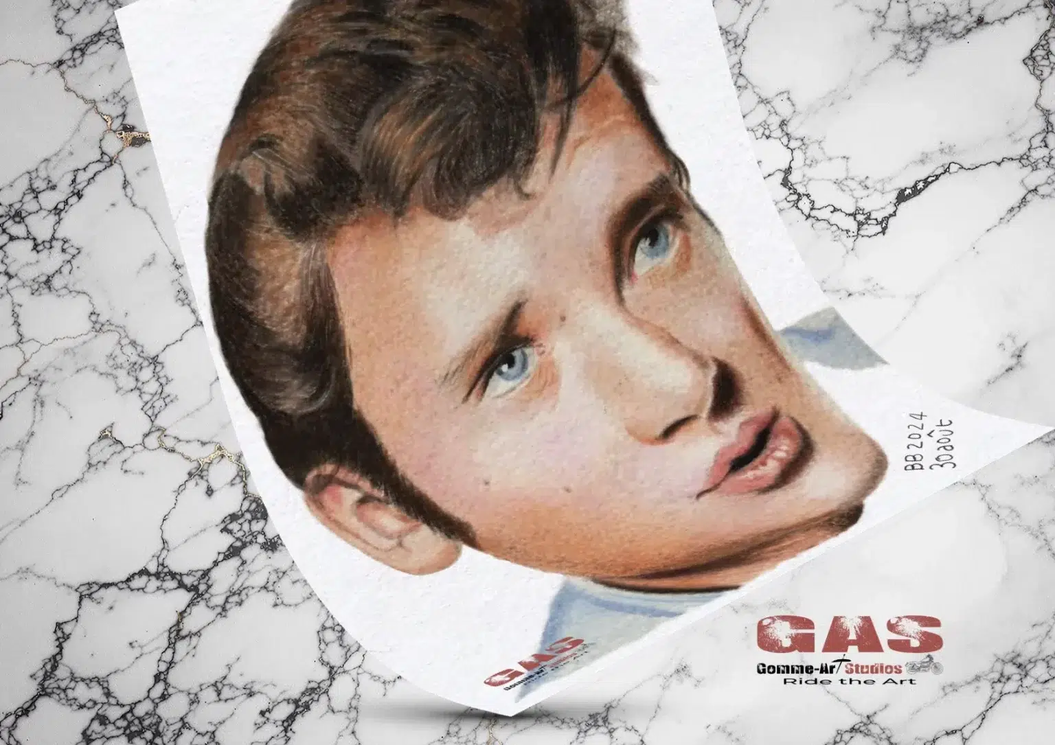 Production du portrait du chanteur Johnny Hallyday à l'époque de l'Idole des jeunes sur papier d'art Hahnemühle. Portrait mis en situation sur une plaque de marbre. Portrait original réalisé aux crayons de couleur par l'artiste BB de Gomme-art Studios.