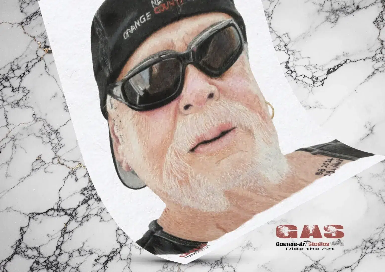 Reproduction du portrait aux crayons de Paul Teutul Senior, préparateur de motos chez Orange County Choppers sur papier d'art Hahnemühle. Mise en situation sur une plaque de marbre. Portrait original réalisé aux crayons de couleur par l'artiste BB de Gomme-art Studios.