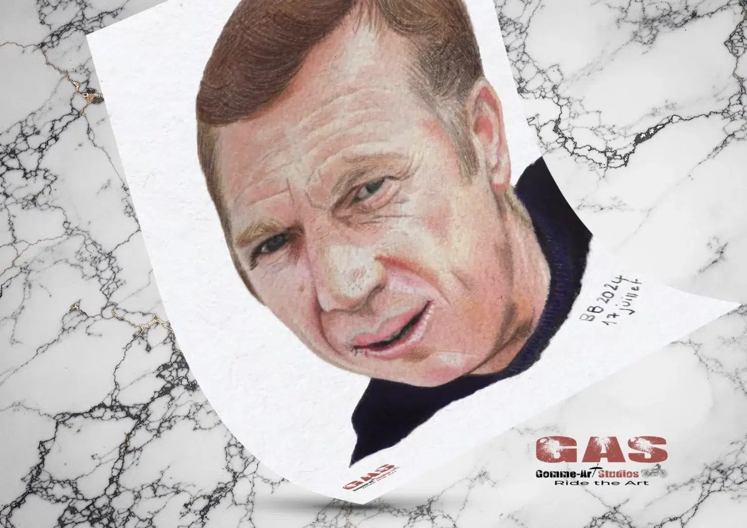 Reproduction du portrait de Steve McQueen, jeune sur papier d'art Hahnemühle. Portrait mis en situation sur une plaque de marbre. Portrait original réalisé aux crayons de couleur par l'artiste BB de Gomme-art Studios.