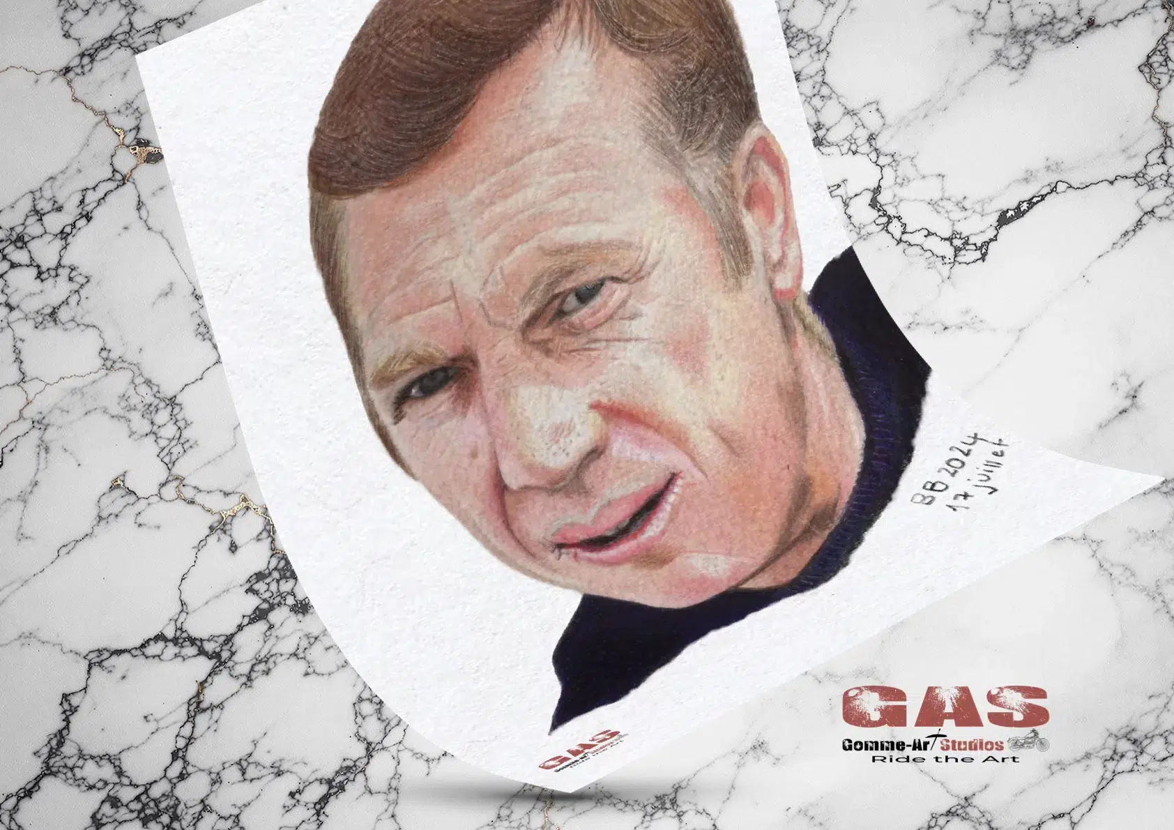 portraits-mythiques-steve-mcqueenn-17juil2024-mise-en-situation-gomme-art-studios Reproduction du portrait de Steve McQueen, jeune sur papier d'art Hahnemühle. Portrait mis en situation sur une plaque de marbre. Portrait original réalisé aux crayons de couleur par l'artiste BB de Gomme-art Studios.