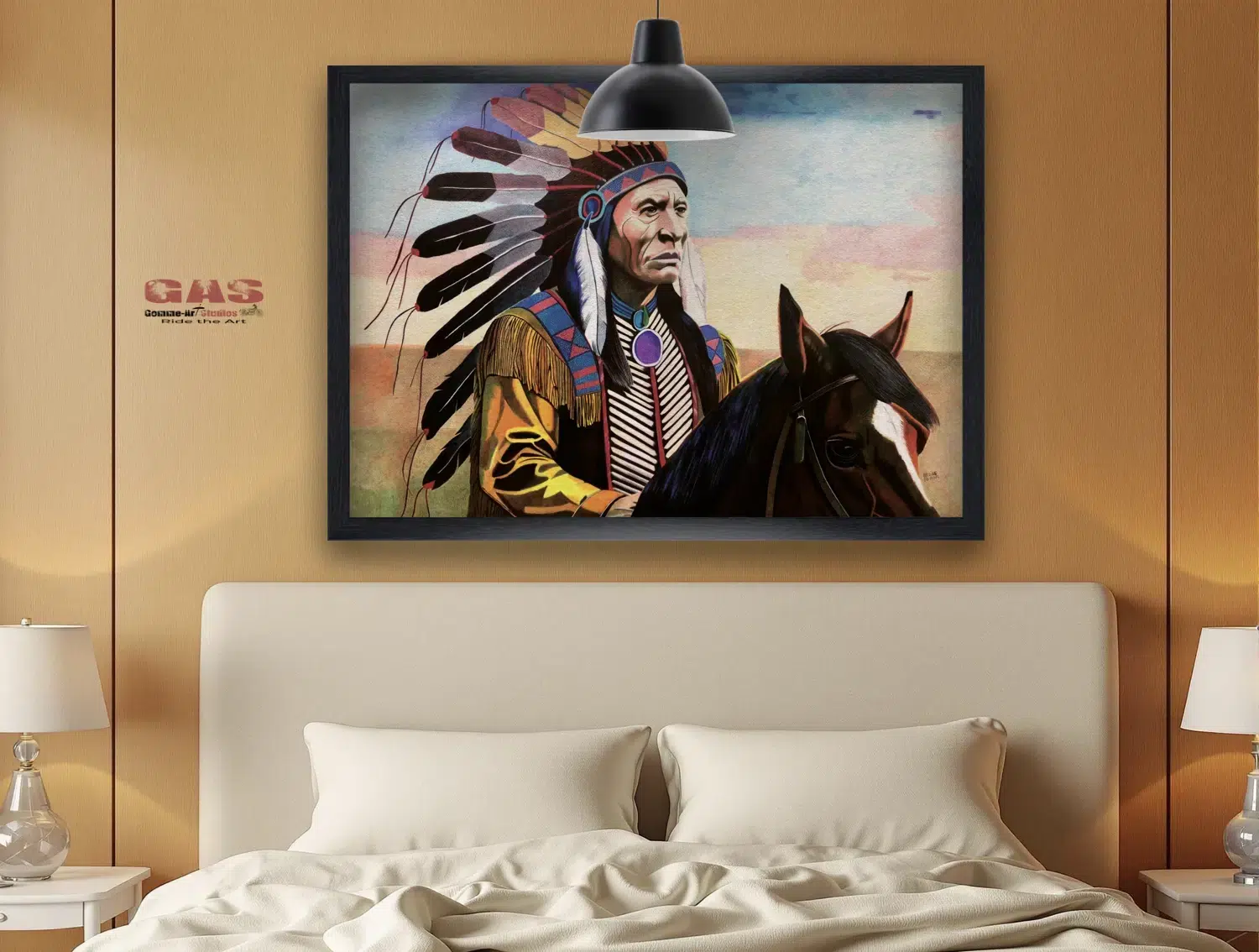 Tableau en format paysage représentant un Amérindien sur son cheval. L'Amérindien contemple les grandes plaines s'étendant devant lui. Stylos à bille couleur. Tableau accroché au mur d'une chambre et mis en valeur par un cadre noir. Réalisation du tableau par l'artiste BB de Gomme-art Studios.