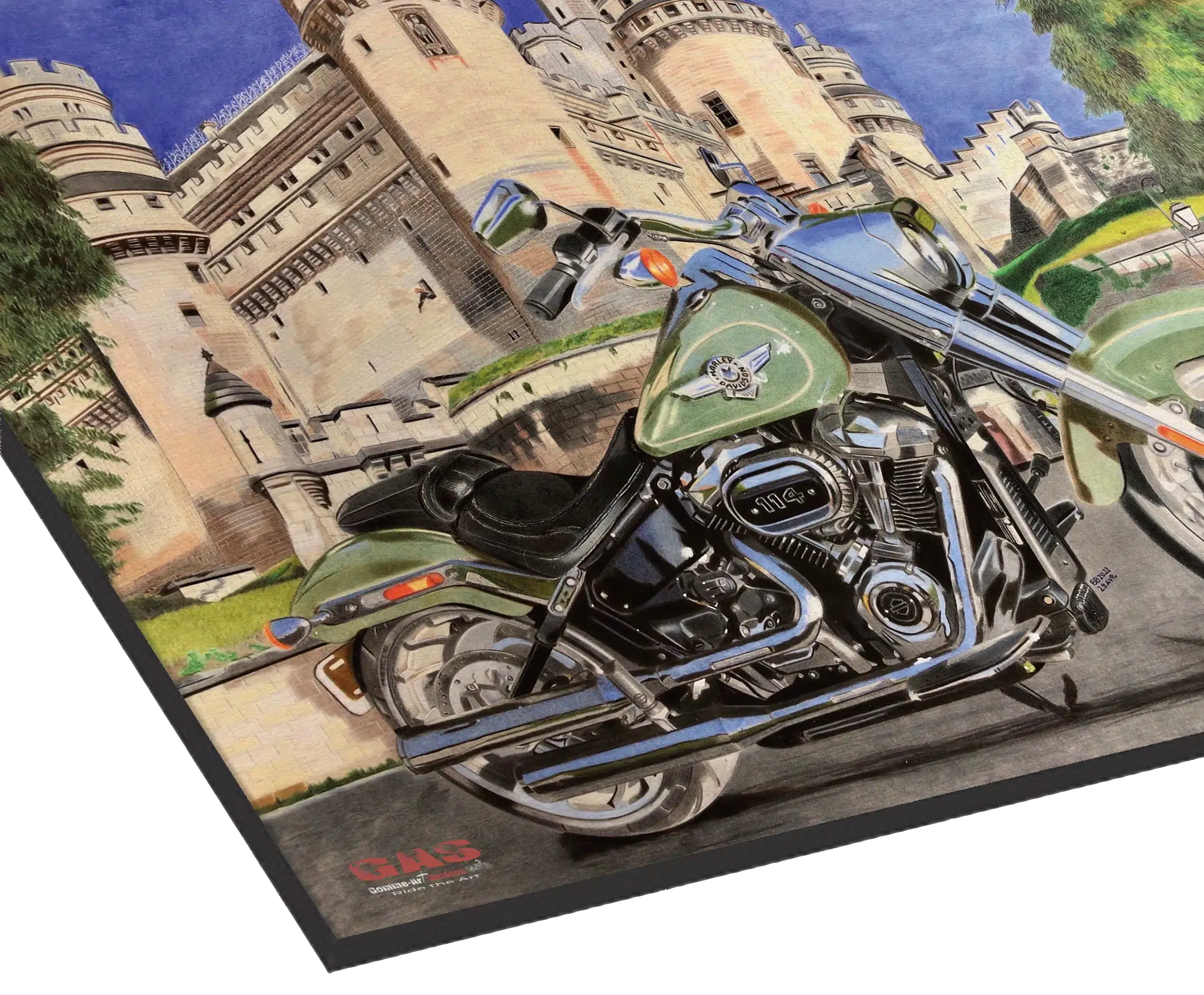 harley-fatboy-pierrefonds-29avr2022-alu-dibond-gomme-art-studios Tableau au format paysage représentant un Fatboy Harley-Davidson devant le château de Pierrefonds. Crayons de couleur. Reproduction sur AluDibond. Réalisation du tableau par l'artiste BB de Gomme-art Studios.
